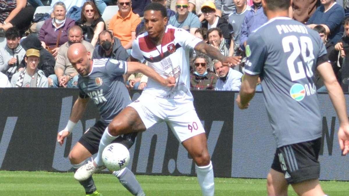 Il Bari elimina il Verona in Coppa Italia, l'azzurro Folorunsho protagonista: "Siamo forti!"