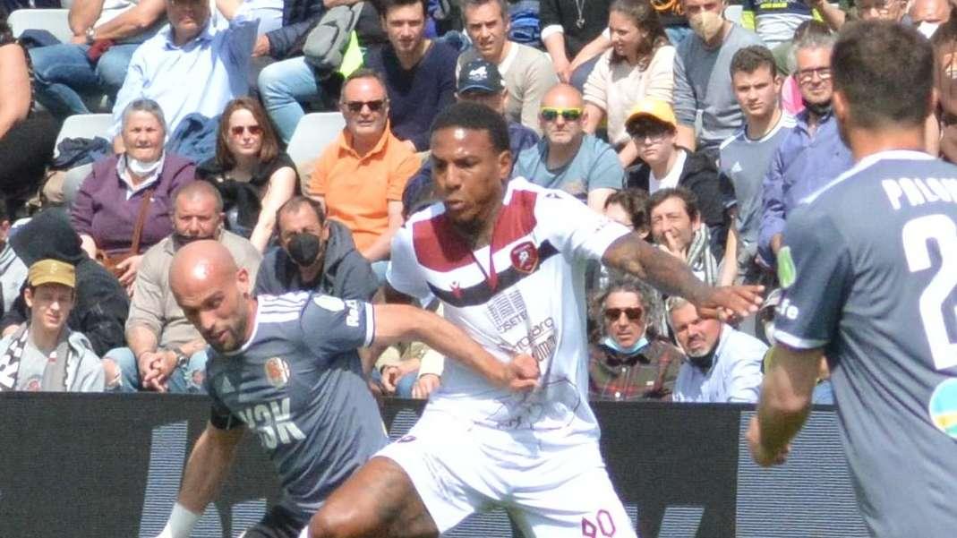 Serie B, pari all'esordio per il Bari a Parma: eurogol di Folorunsho