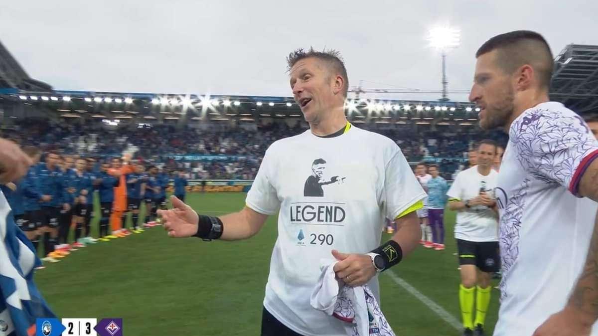 Maglia “legend” e pasillo de honor: Orsato celebrato all’ultima gara da arbitro