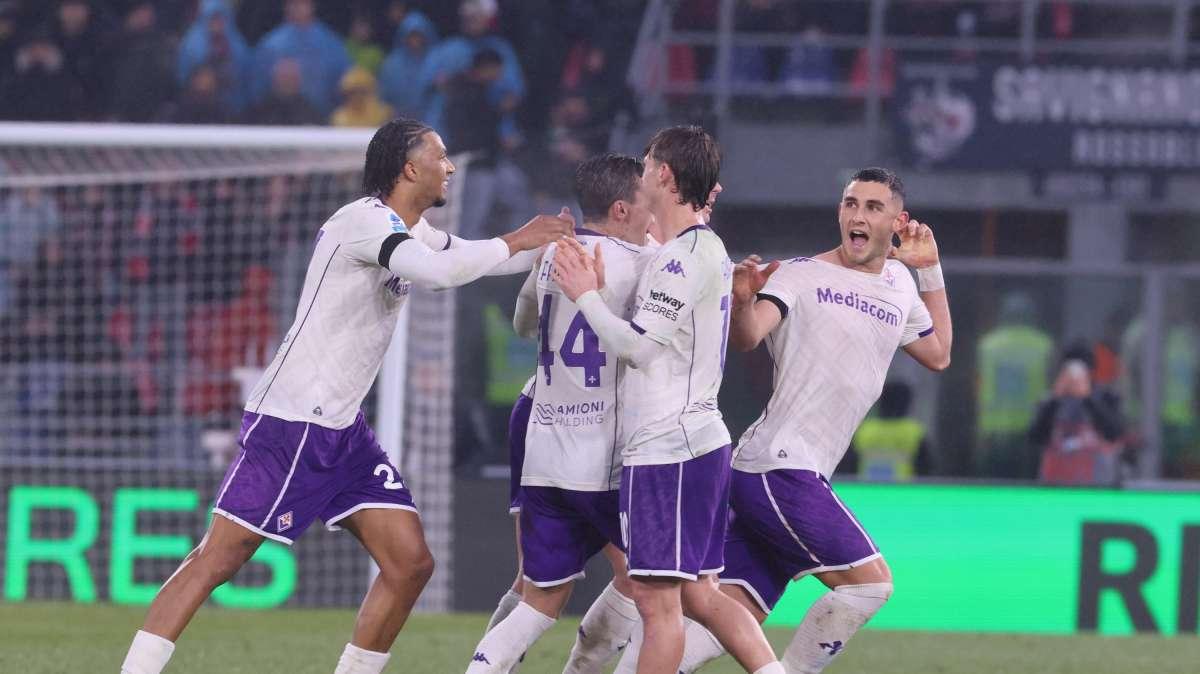 Primi tre punti in trasferta nel ricordo di Commisso: la Fiorentina vince a Bologna