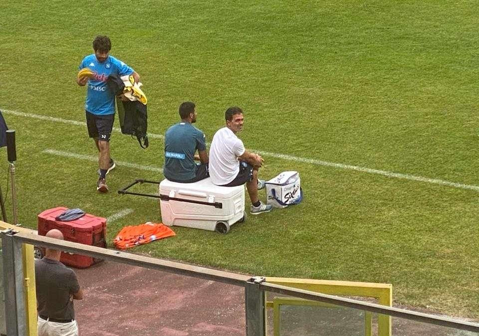 FOTO - Ghoulam, lavoro a parte e poi assiste all'allenamento dei compagni da bordo campo