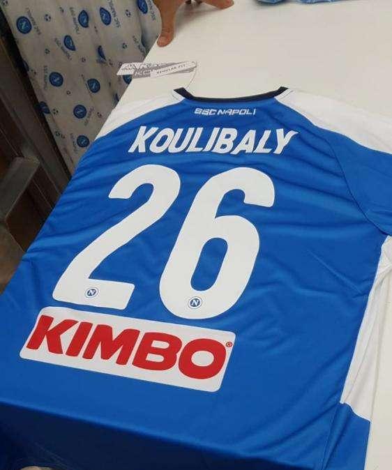 FOTO - Cambia la maglia del Napoli: numerazione bianca per esigenze televisive