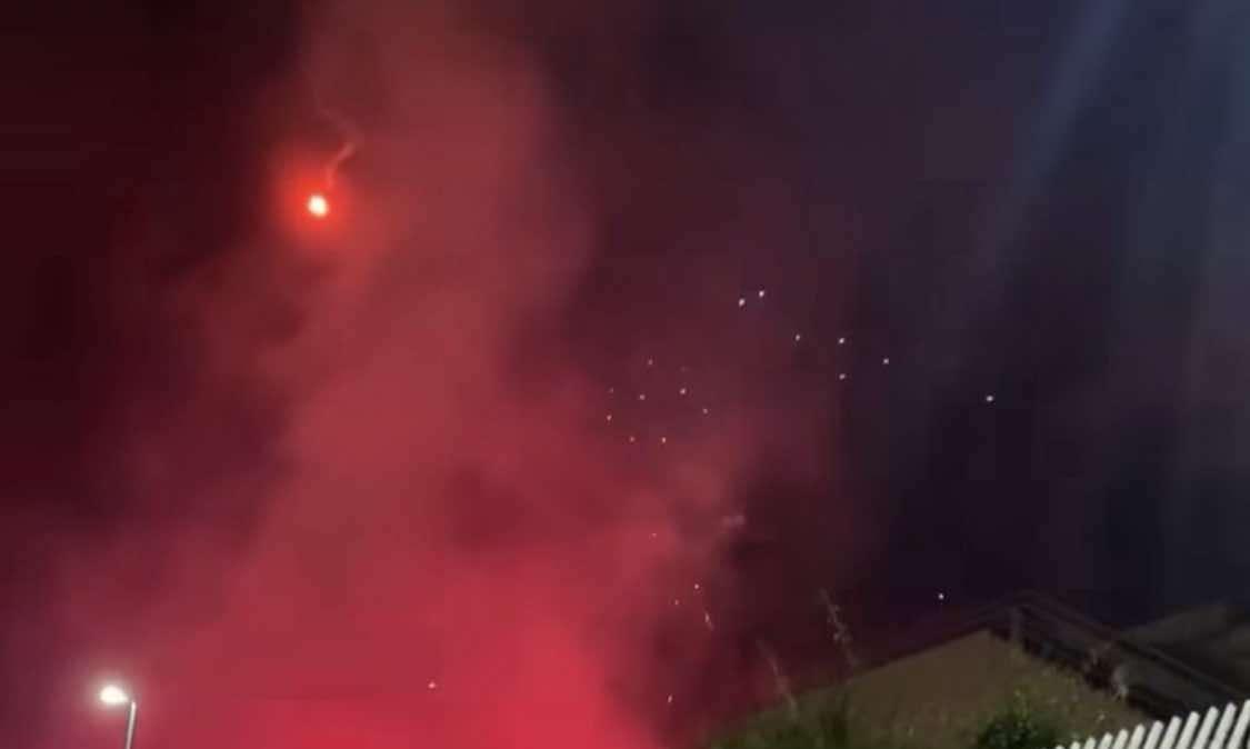 Clamorosa bolgia sotto l'albergo del Cagliari: clacson, petardi e fuochi d'artificio