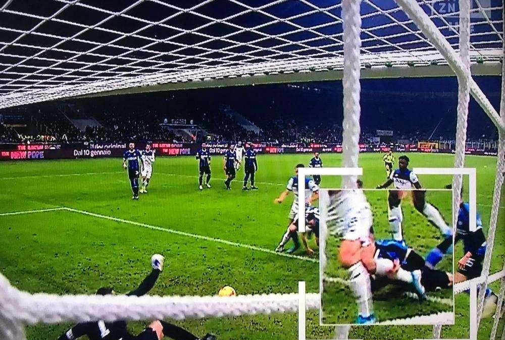 FOTO - Incredibile in Inter-Atalanta: Irrati al VAR non segnala un rigore clamoroso (ed il rosso)