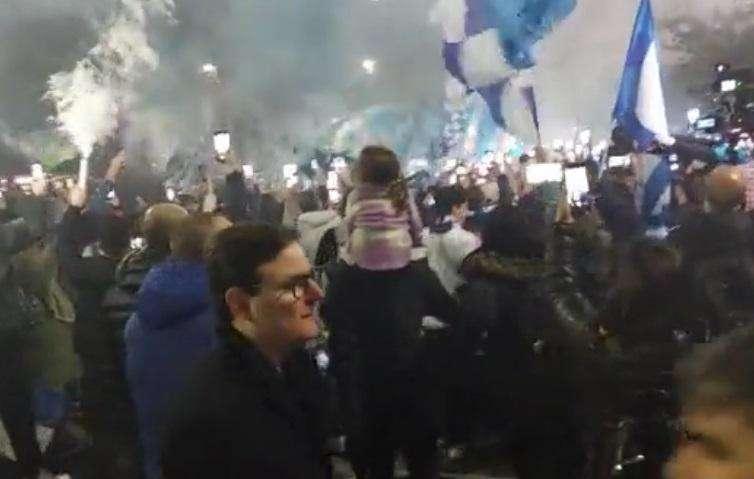 Il Napoli sta rientrando nell’albergo a Udine: pullman circondato da migliaia di tifosi