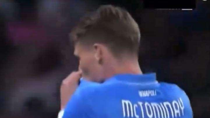 Tutti pazzi per McTominay: un amore immediato, ricambiato dal bacio alla maglia