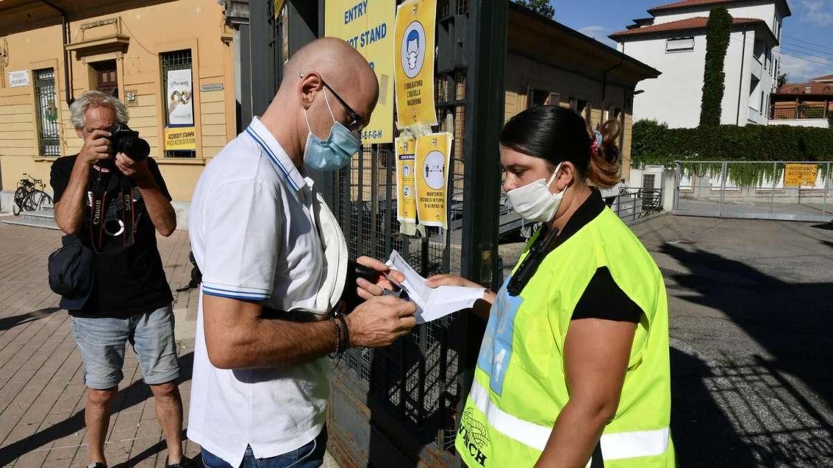 Francia, altro record di positivi: superata soglia dei 20mila e aumentano decessi e % positività