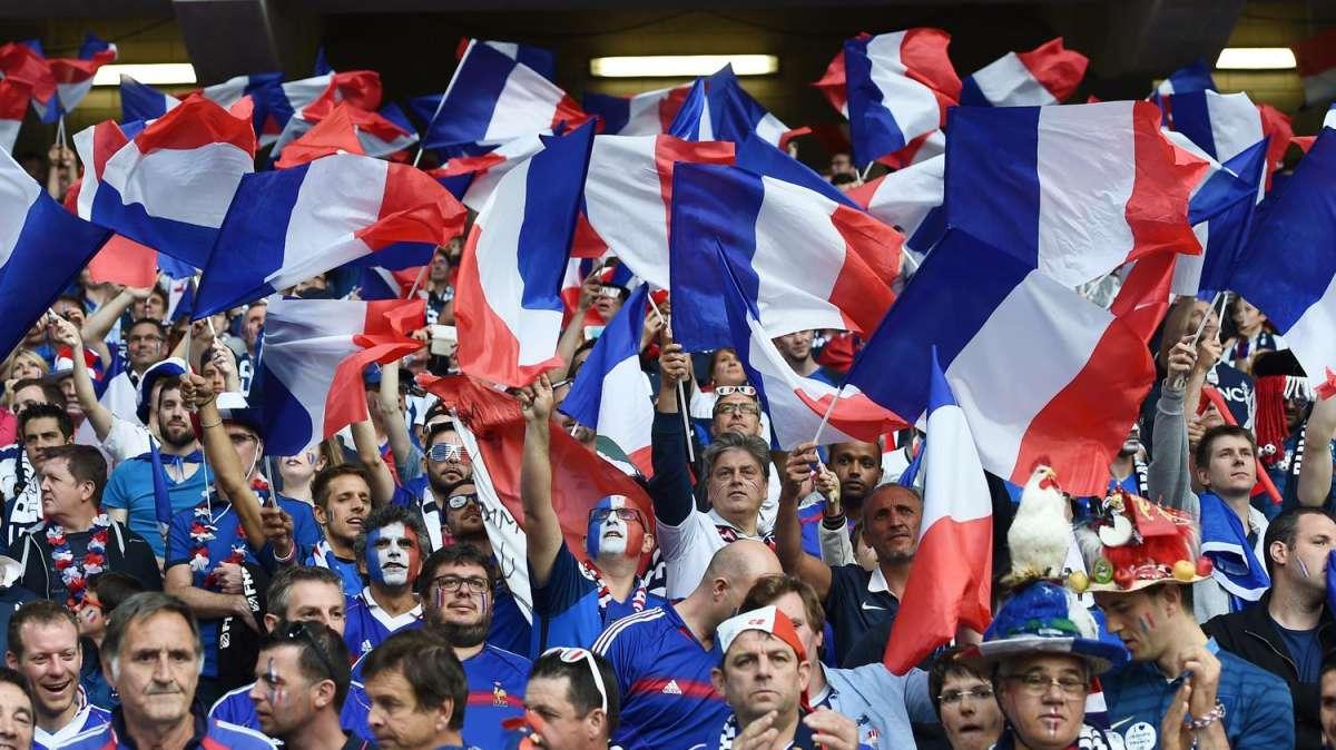 Francia, tifosi violenti: sospesa la sfida di Coppa tra  Paris FC e Lione