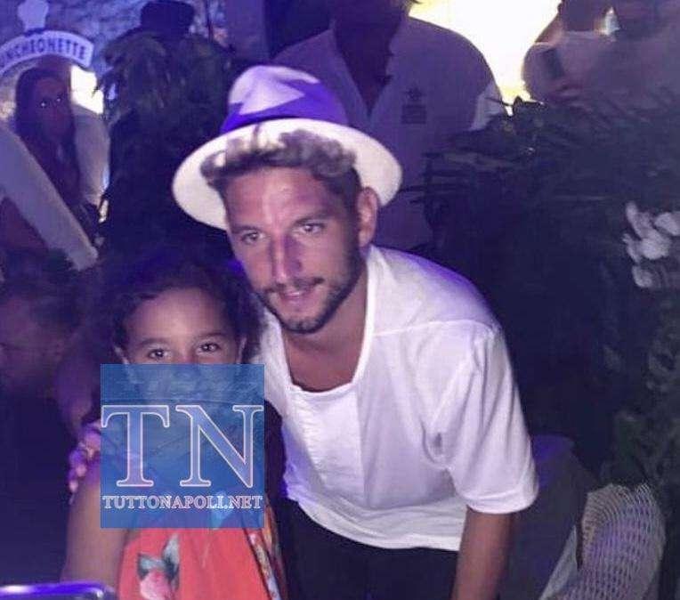 FOTO TN  - Mertens, ieri relax a Positano e foto con i tanti bambini presenti