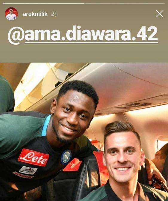 FOTO - Milik e Diawara posano sull'aereo verso Udine: lo scatto postato dall'attaccante polacco