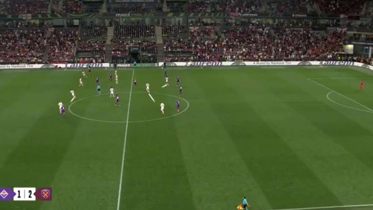Italiano criticato ingiustamente, il tattico di DAZN: "Era un rinvio, normale salire. Fiorentina ha dominato" 