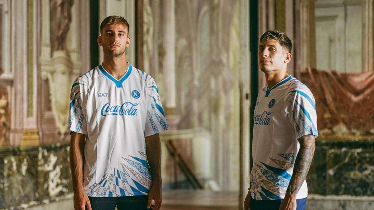 SSC Napoli, presentata la nuova collezione pre-match: esordirà col Cagliari