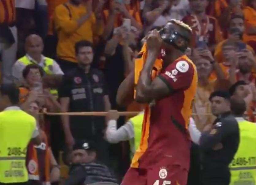 Osimhen bacia la maglia del Galatasaray, Cds: "A Napoli attendono ancora il suo saluto"