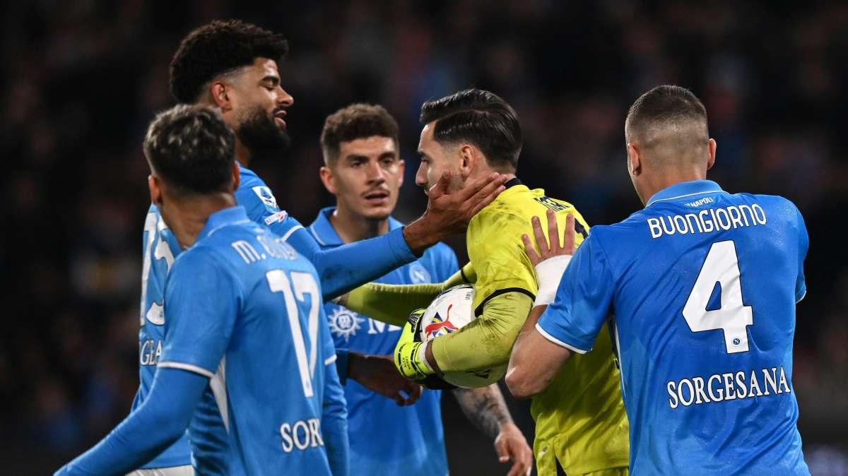 Napoli-Milan 2-1, le pagelle: Politano e Di Lorenzo super, che Gilmour! Meret para un altro rigore