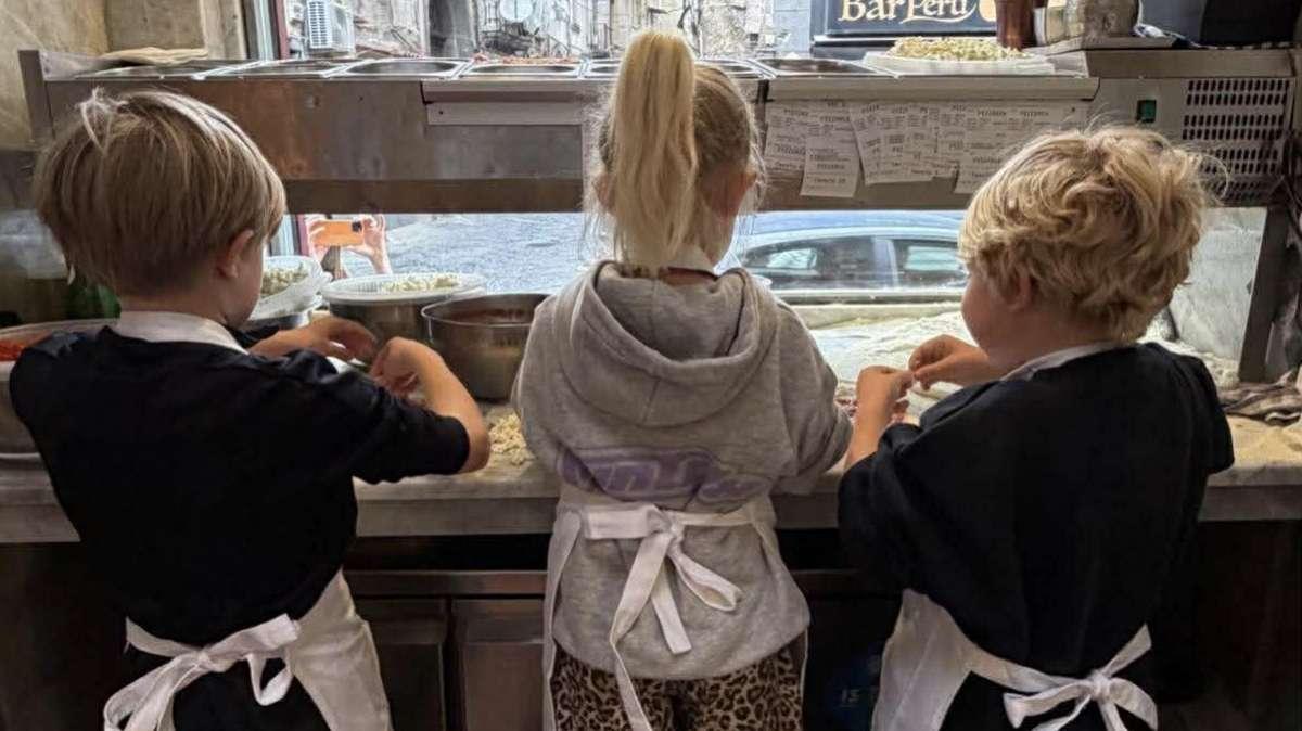 Lady De Bruyne e gli scatti social alla Sanità: i figli diventano pizzaioli