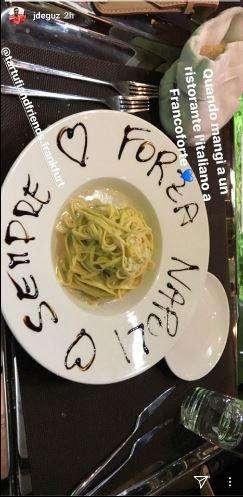 FOTO - De Guzman, che sorpresa a Francoforte: piatto con "Forza Napoli" al ristorante italiano