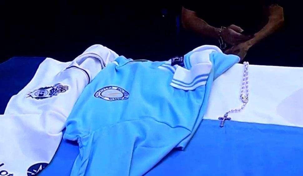 FOTO - Finalmente anche la maglia del Napoli, eccola sul feretro di Maradona