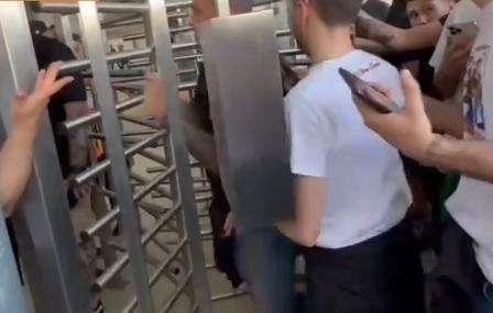 VIDEO - Immagini sconcertanti da Budapest: tifosi Roma varcano i tornelli senza biglietto