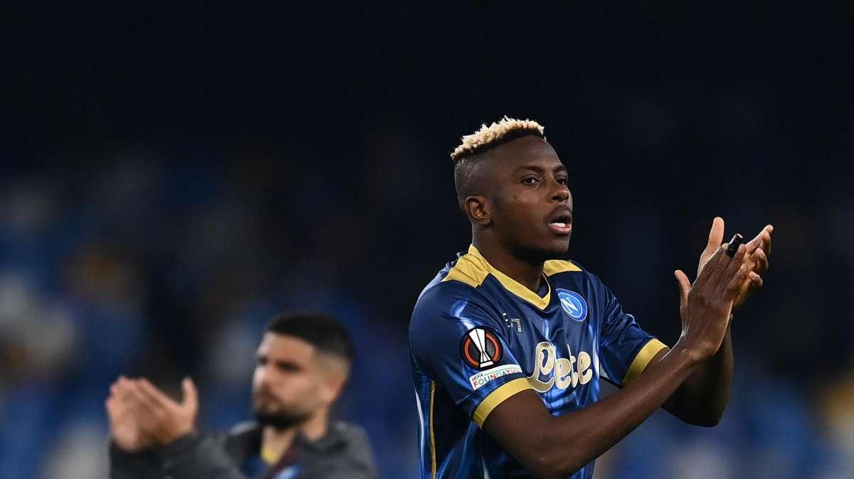 Sky - Ancora problemi per Osimhen: lascia il campo col ginocchio fasciato