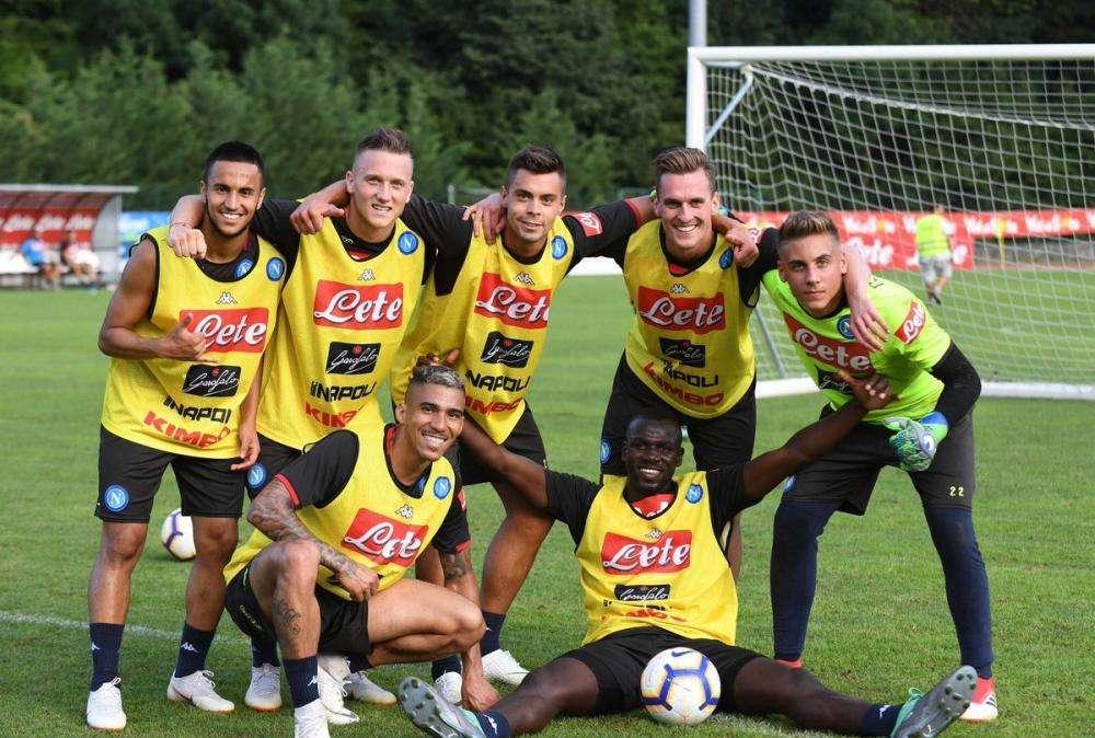 FOTO - Vincono i "gialli" in partitella: lo scatto dei sorridenti Milik, Allan e Zielinski 