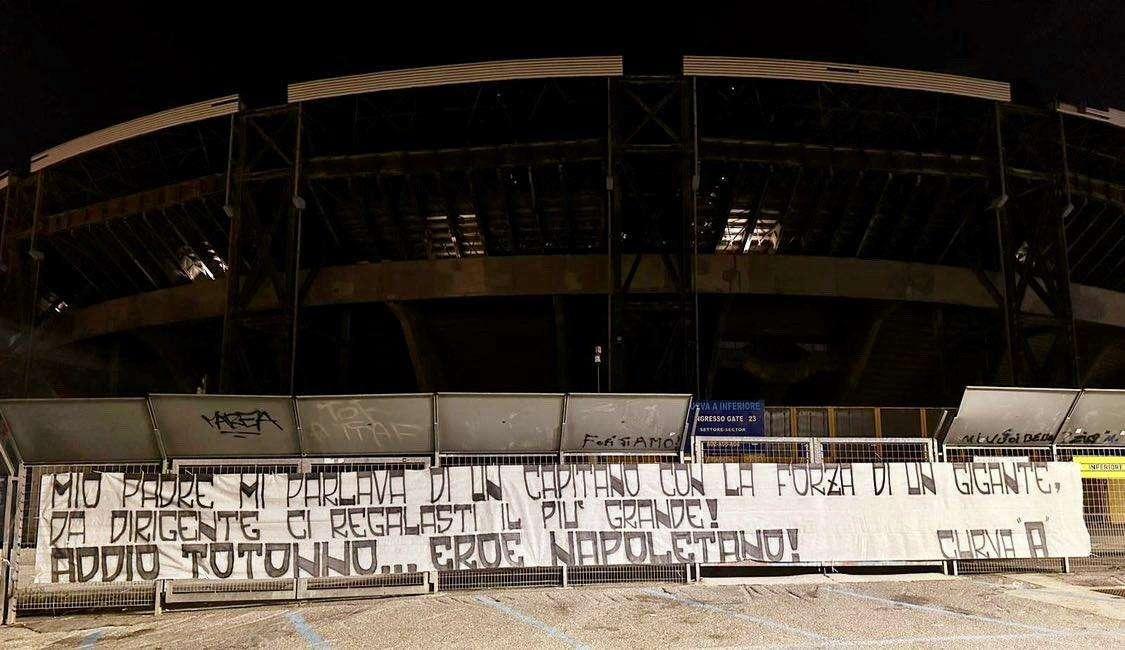 FOTO - Curva A ricorda Juliano con uno striscione: "Addio Totonno... eroe napoletano!"