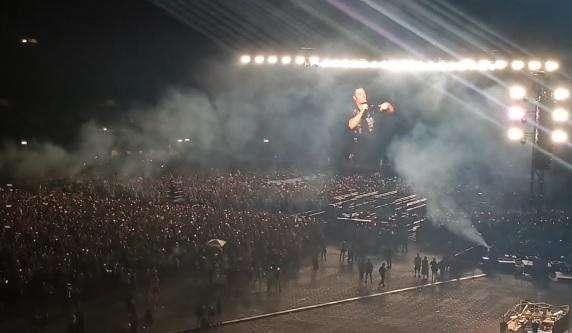 VIDEO - Tiziano Ferro in concerto al Maradona: "Scudetto meritato, grande Napoli!"