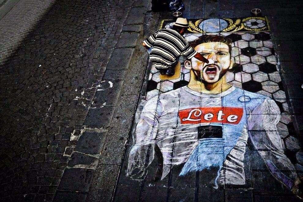 FOTO - Splendido disegno a via Toledo per Mertens: "Grazie dal profondo del mio cuore"