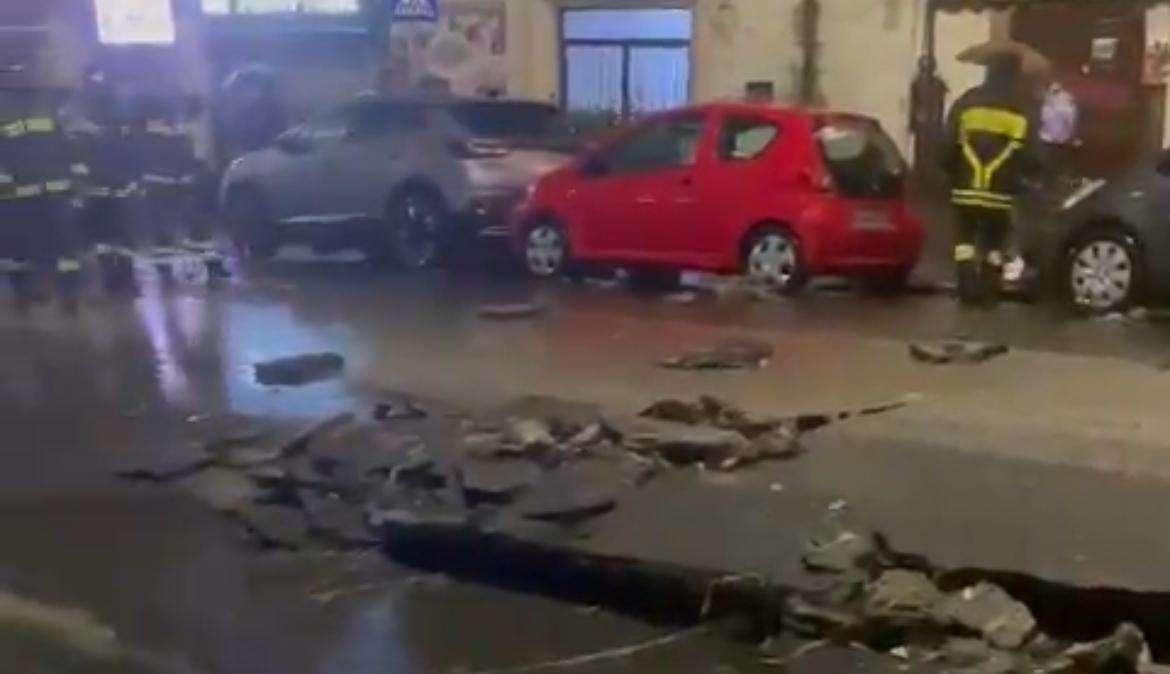 Maltempo, danni a Napoli: cede il manto stradale al Vomero 