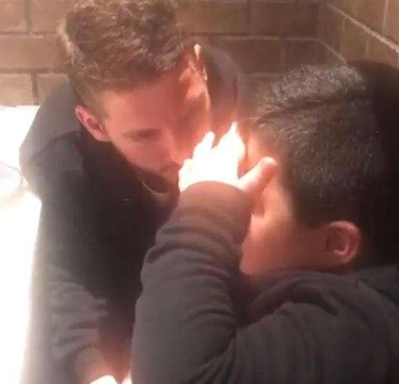 VIDEO - Mertens e i suoi 'consigli d'amore' al piccolo Umbertone: l'esilarante dialogo
