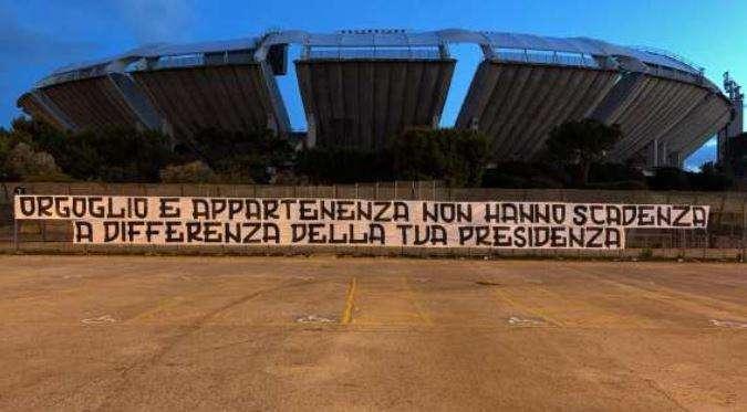 FOTO - Bari, striscione contro LDL: "A differenza della tua presidenza, qui non c'è scadenza"