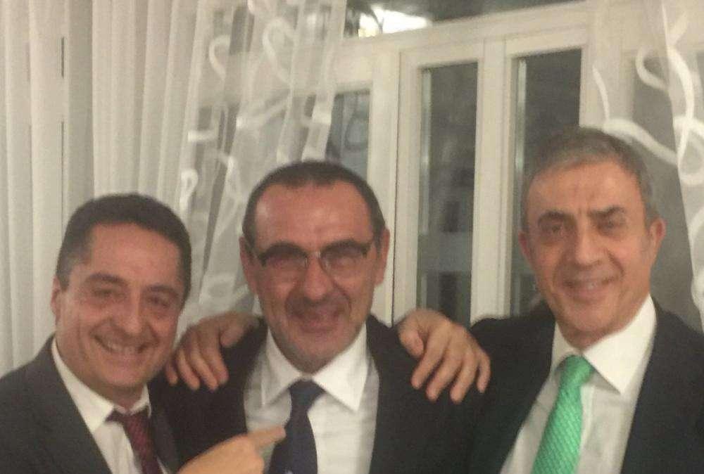 FOTO - Sarri posa con Lombardo e Saracino durante la cena: "Senza parole..."