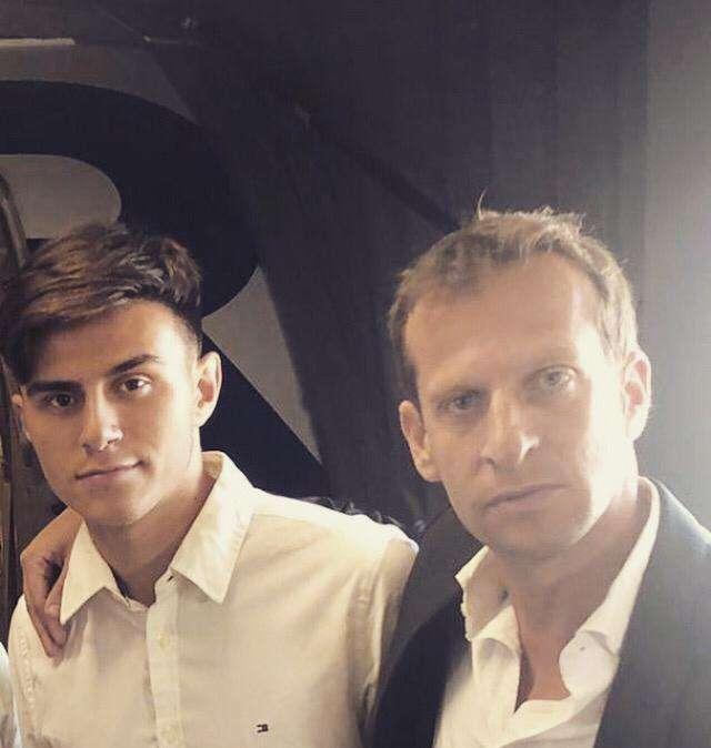 FOTO - Ecco Elmas: in viaggio per visite mediche e firma col Napoli!