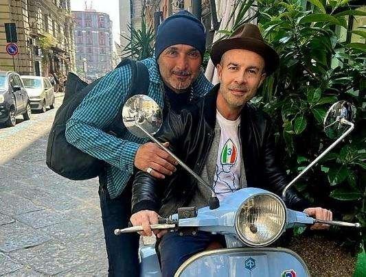 FOTO - "Mi dai un passaggio?", Spalletti in Vespa in giro per Napoli