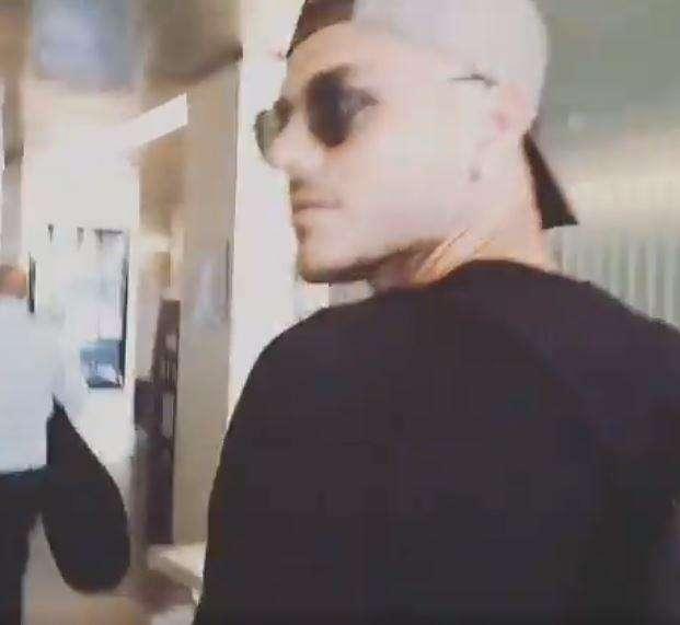 VIDEO - "Ti dispiace la situazione?", Icardi insofferente in aeroporto: gesto di stizza all'inviato