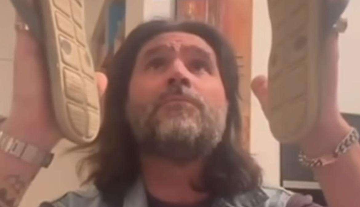Adani show, invoca James con una filastrocca: “Vi prego in infradito, portatemi El Bandido”