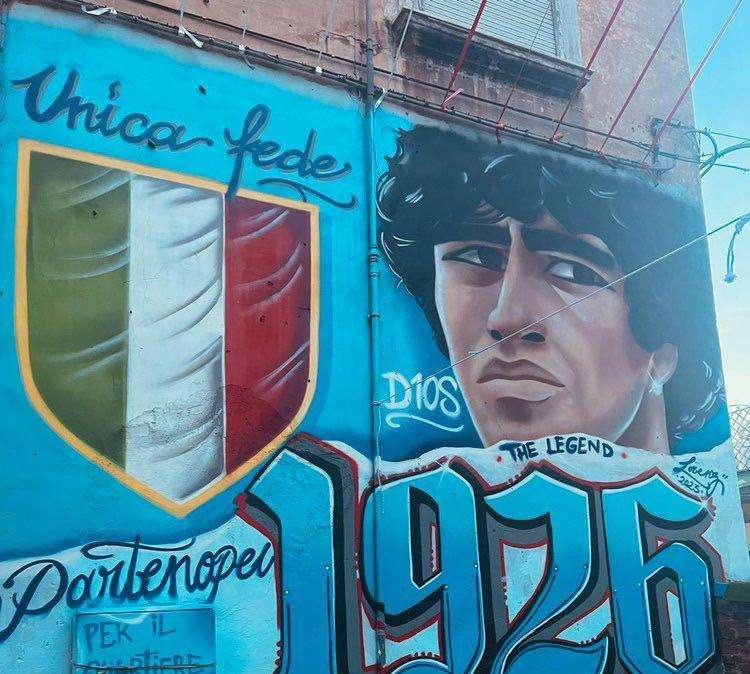FOTO-VIDEO - Lo Scudetto al quartiere Stella: cori e fumogeni tutta la notte con Diego sullo sfondo