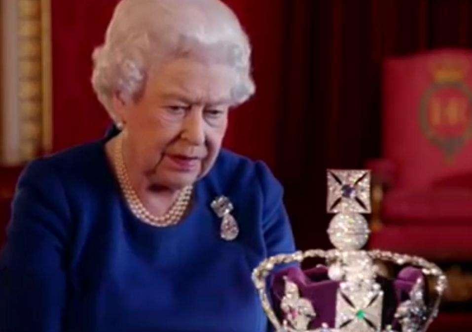 Coronavirus, il messaggio della regina Elisabetta II: "Restando uniti, vinceremo noi"