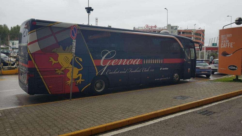 FOTO TN - A Capodichino due bus di Serie A: Genoa e Cagliari in arrivo in Campania