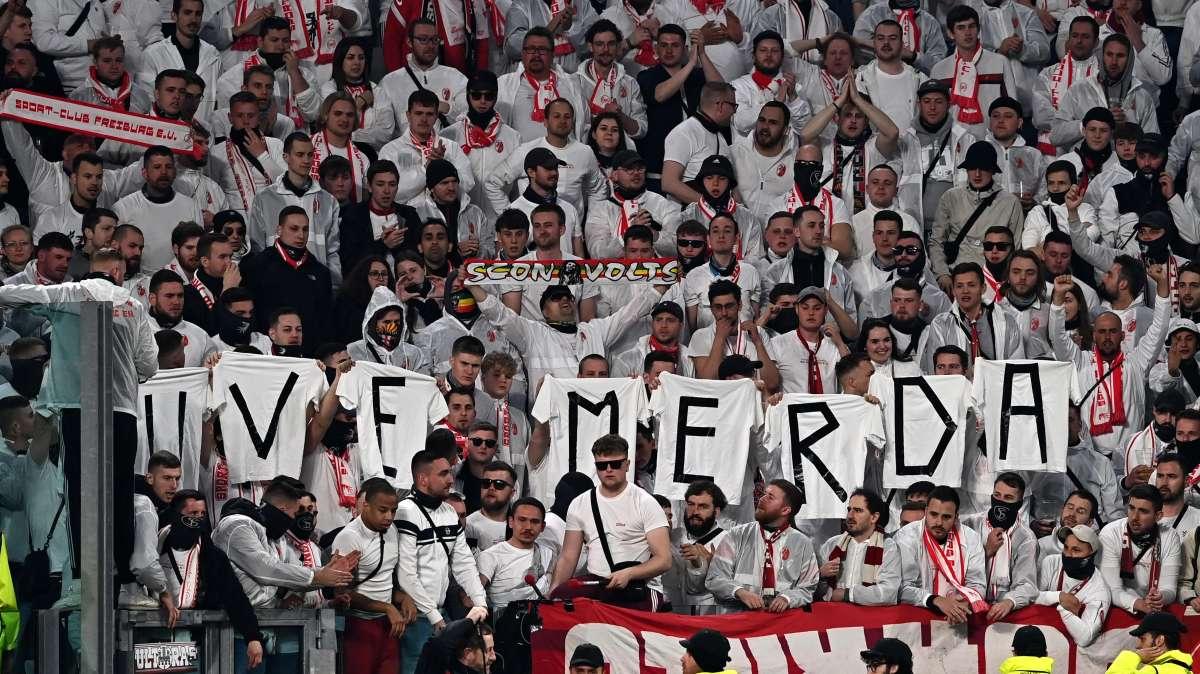 FOTO - I tifosi del Friburgo compongono la scritta "Juve Mer**” esponendo delle magliette