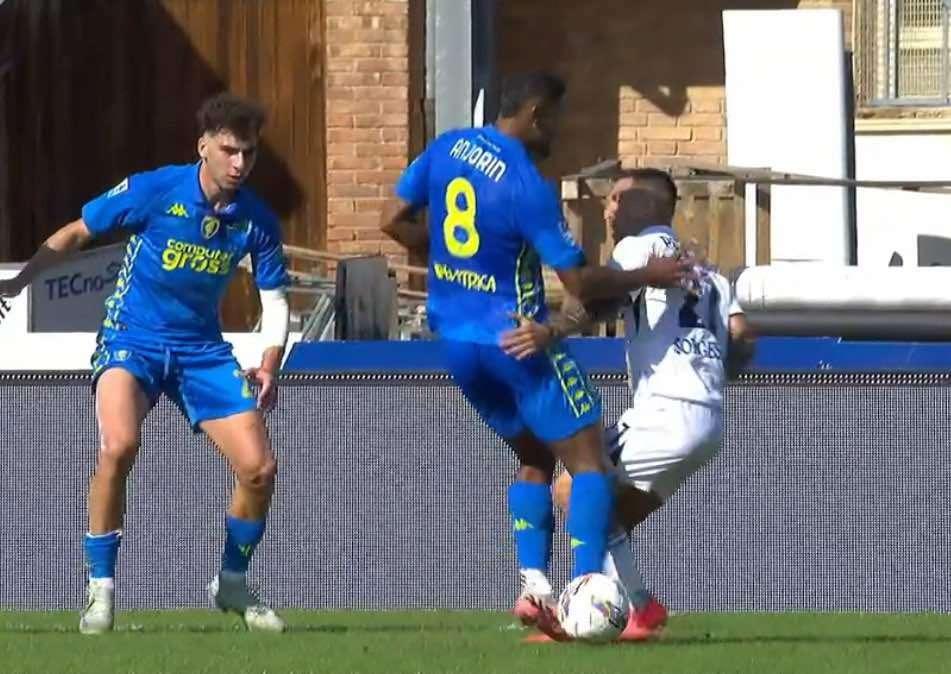 Calvarese: "Rigore su Politano giusto, Anjorin lo colpisce con una ginocchiata"
