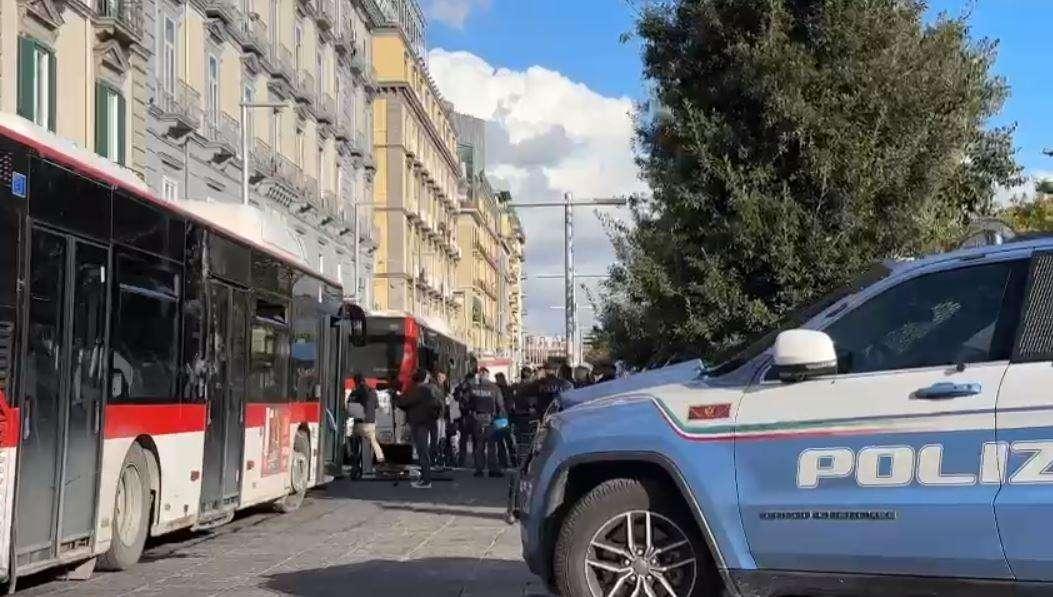 VIDEO - Tifosi Union si danno appuntamento a Piazza Municipio: zona presidiata dalla Polizia