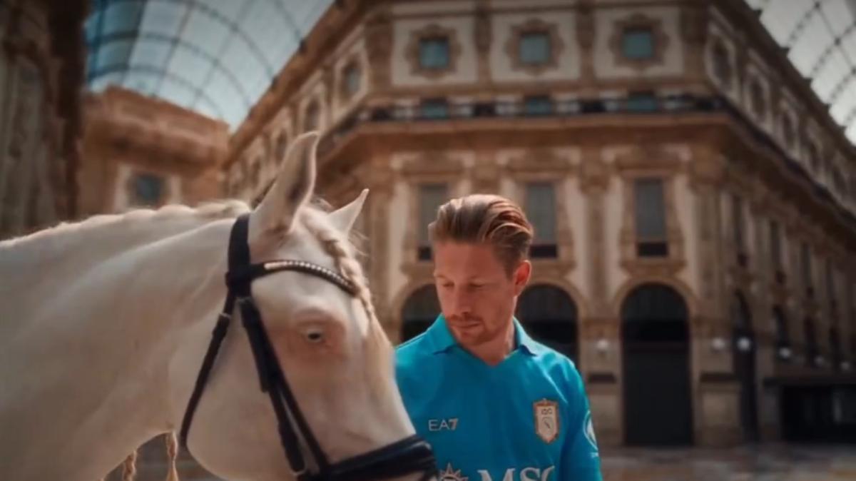 De Bruyne guida il Corsiero del Sole al Duomo di Milano: la spettacolare clip del Napoli