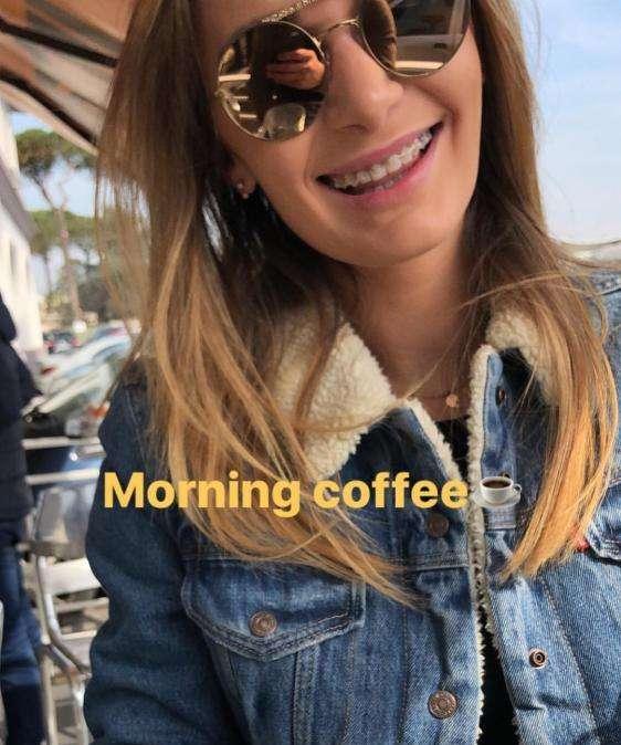 FOTO - Relax per Milik e compagna: il polacco si gode il sole ed un caffè molto particolare...
