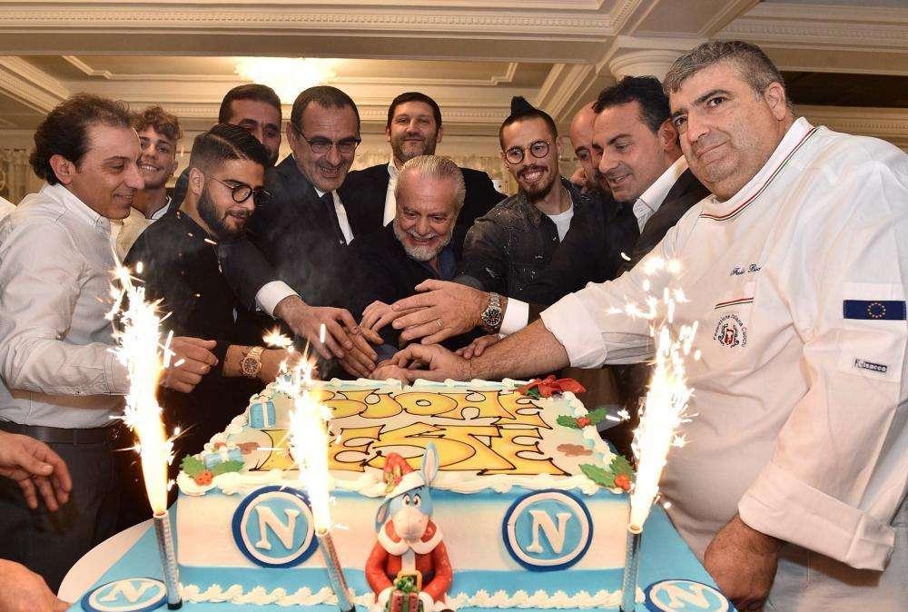 FOTO - ADL, Sarri, Insigne, Hamsik e Reina chiudono la cena col taglio della torta: ancora sorrisi