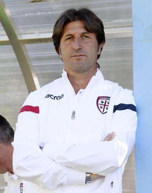 Cagliari, Rastelli costretto a schierare una difesa inedita contro gli azzurri: le ultime