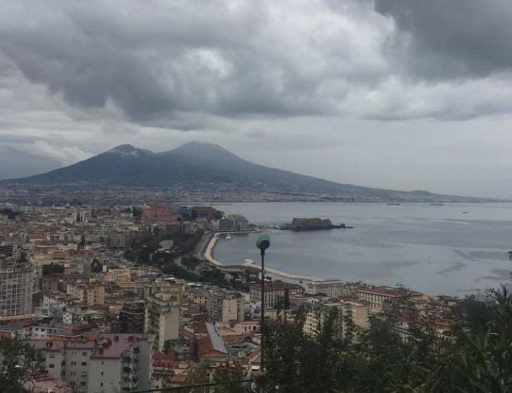 Allerta meteo, domani arrivano i temporali: il Comune di Napoli chiude parchi e spiagge