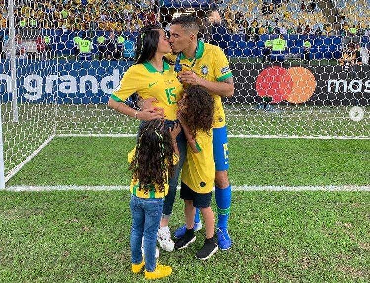 CdM - Donne in fuga dalla paura: lady Allan, Insigne e Zielinski via da casa dopo i furti 