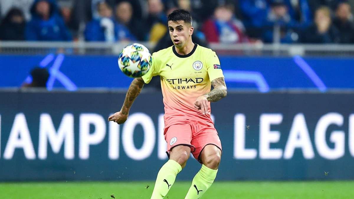 Man City, Cancelo picchiato e rapinato in casa: pubblica la ferita sui social
