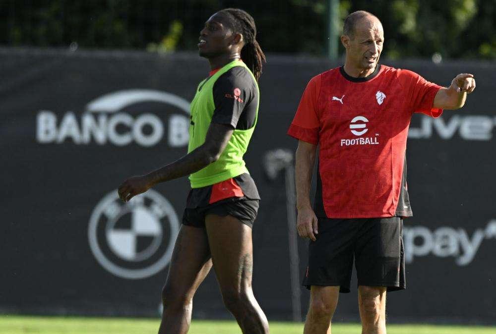 Milan, Allegri butta tutti dentro: "Napoli favorito, ma ci sono otto squadre per lo Scudetto"