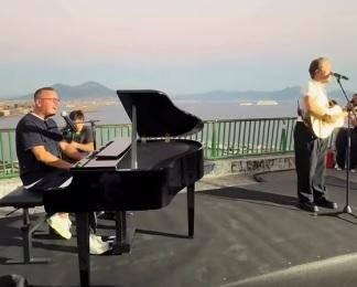 Alfa e Gigi D’Alessio, concerto a sorpresa a Posillipo per “Genova e Napoli”